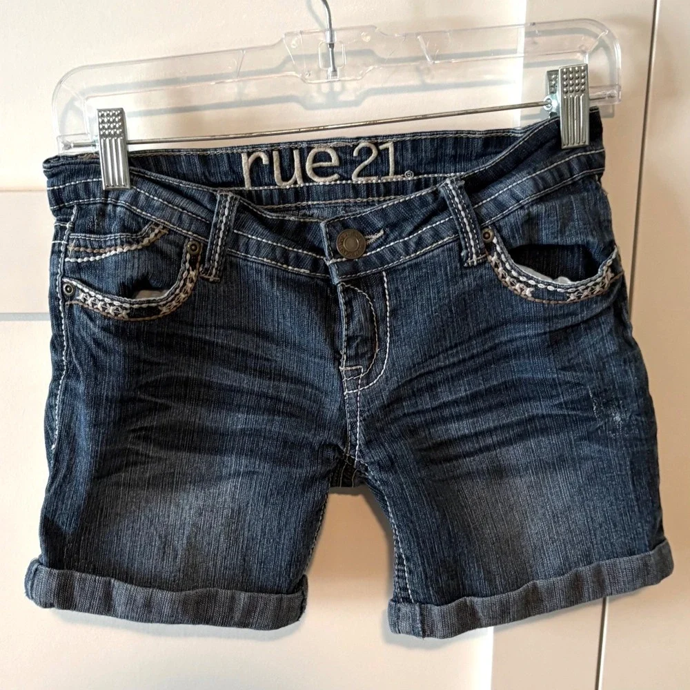 Rue‎ 21 Y2K Embroidered Jean Denim Shorts in Size 0